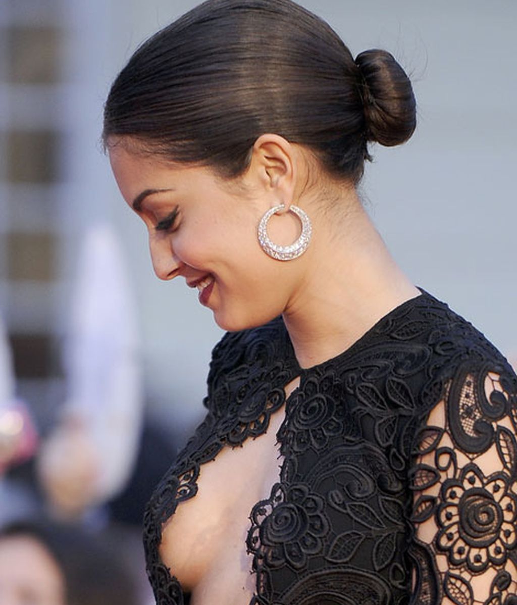 Hiba Abouk deslumbra con escotazo en el Festival de Málaga