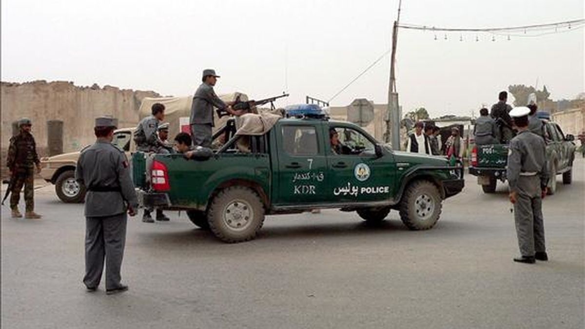 Soldados estadounidenses y policias afganos vigilan las afueras de una comisaría de la sureña ciudad de Kandahar. EFE/Archivo