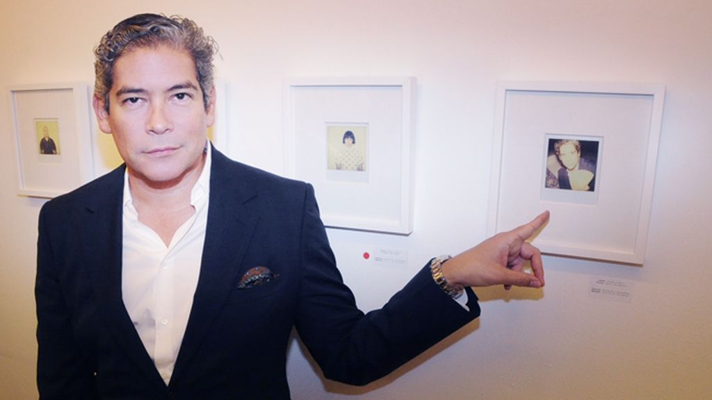 Boris Izaguirre posó con una de las polaroids obra de sus íntimos Alaska y Mario
