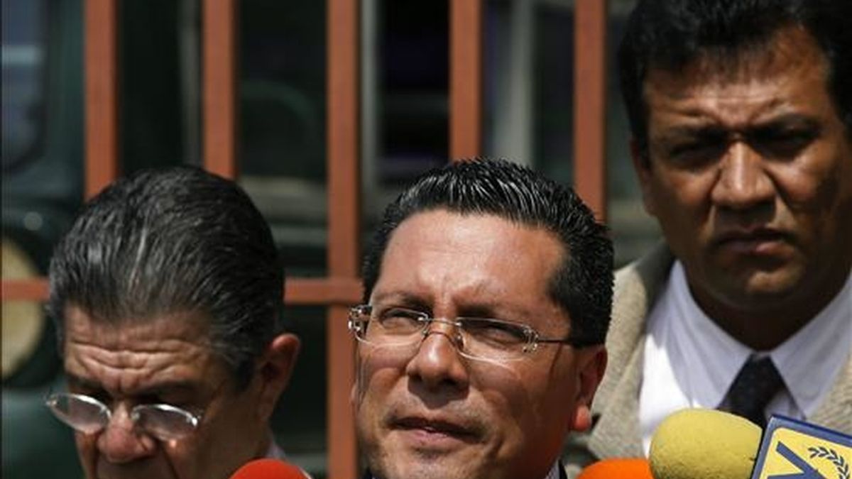 Omar Mora Tosca (c), abogado defensor del ex ministro venezolano de Defensa Raúl Baduel, habla ante la prensa. Baduel fue detenido ayer en la ciudad de Maracay por funcionarios armados de la Dirección de Inteligencia Militar (DIM). EFE