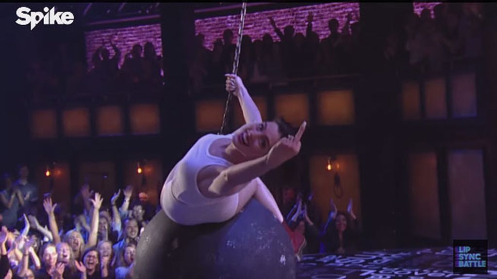 Anne Hathaway se atreve a imitar el 'Wrecking Ball' de Miley