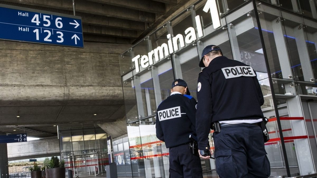 La policía francesa custodia la entrada del aeropuerto Charles de Gaulle