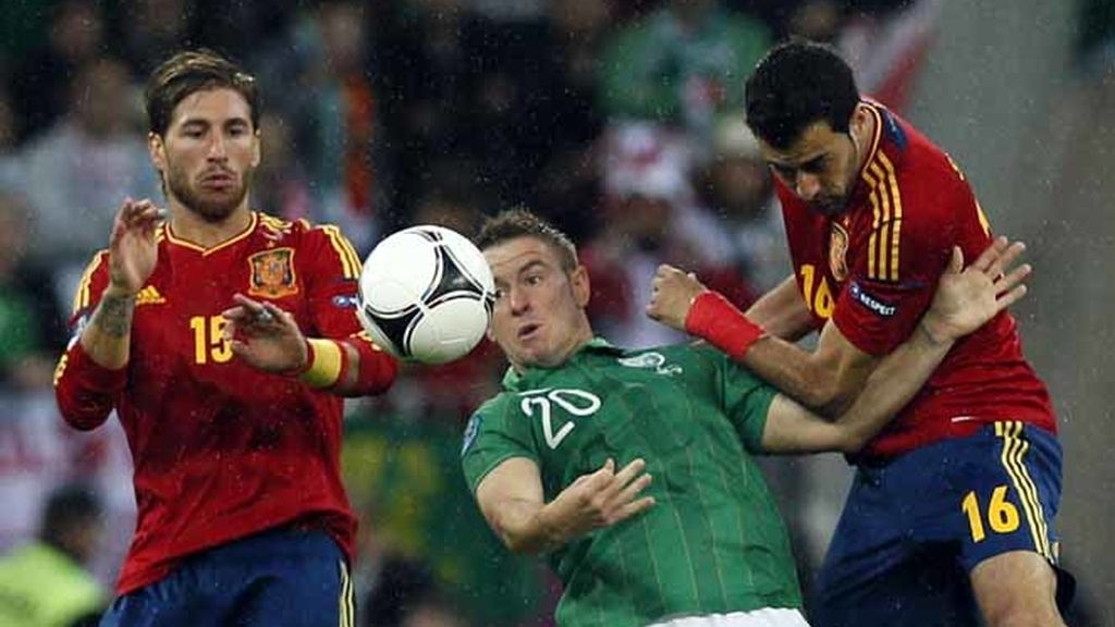 Busquets y Sergio Ramos pelean un balón en el España- Irlanda