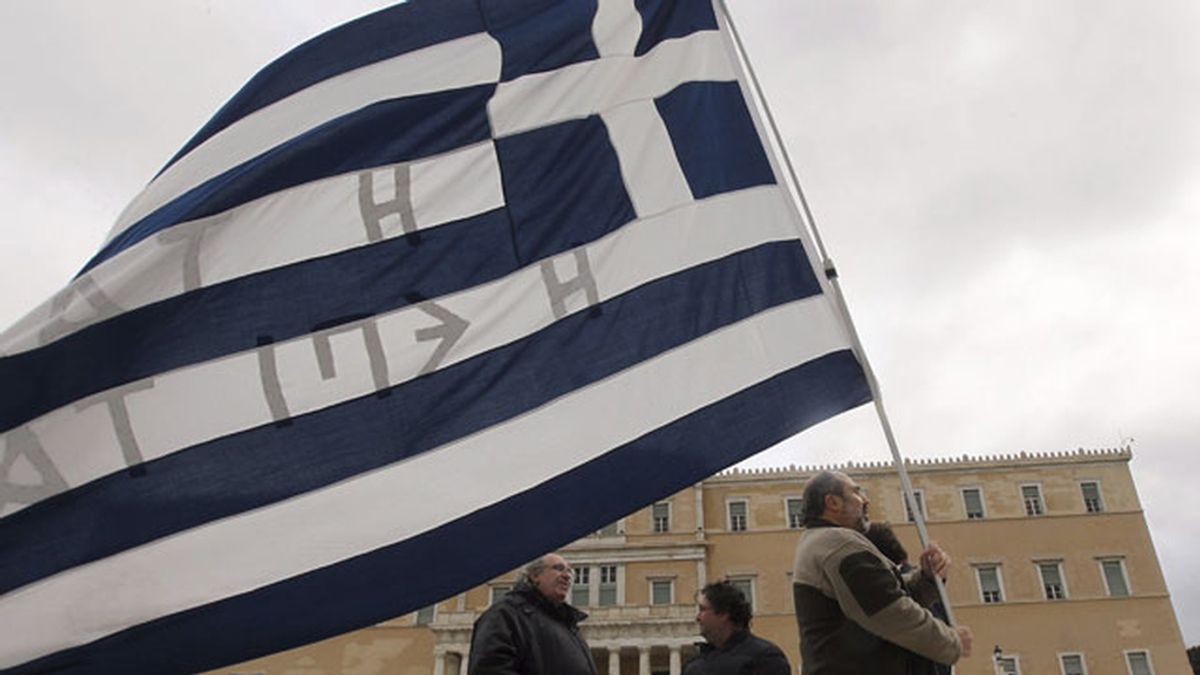 Un manifestante sostiene una bandera de Grecia frente al Parlamento griego en Atenas
