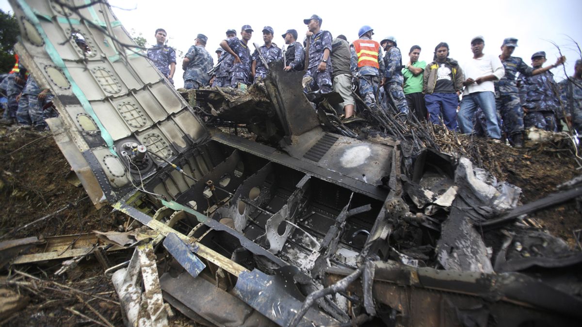 Policías nepalíes observan el lugar donde se estrelló una avioneta con turistas