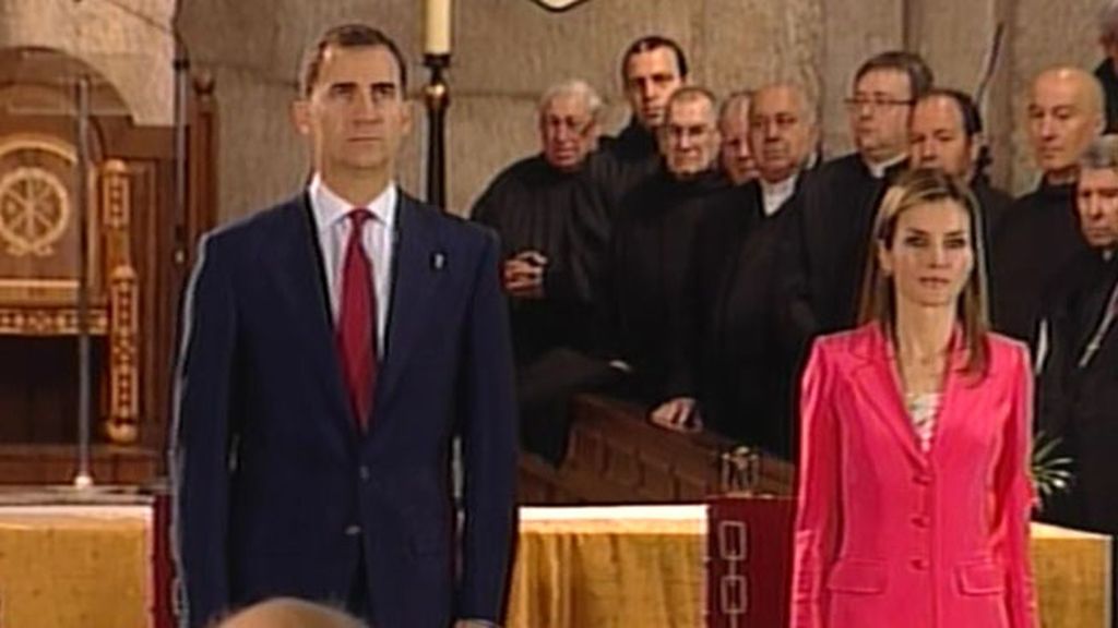 Blazer coral y corbata granate en la primera aparición pública de los futuros reyes