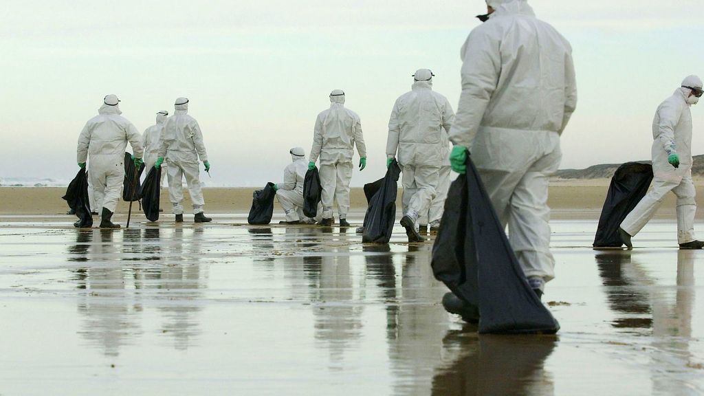 Absueltos los tres acusados de los delitos y condenado el capitán por el Prestige