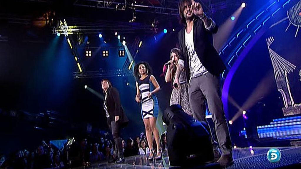 Melendi canta con su equipo