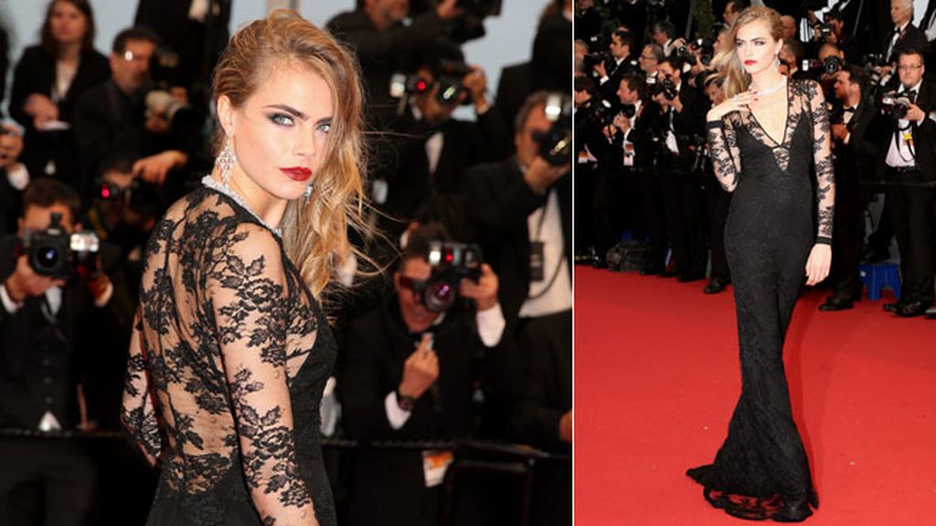 Cara Delevigne optó por un vestido de Burberry negro que marcaba su silueta