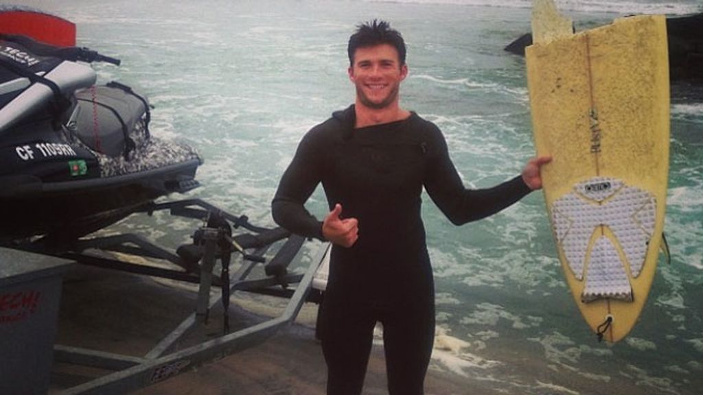 Aún con la tabla de surf rota, Scott no pierde la sonrisa