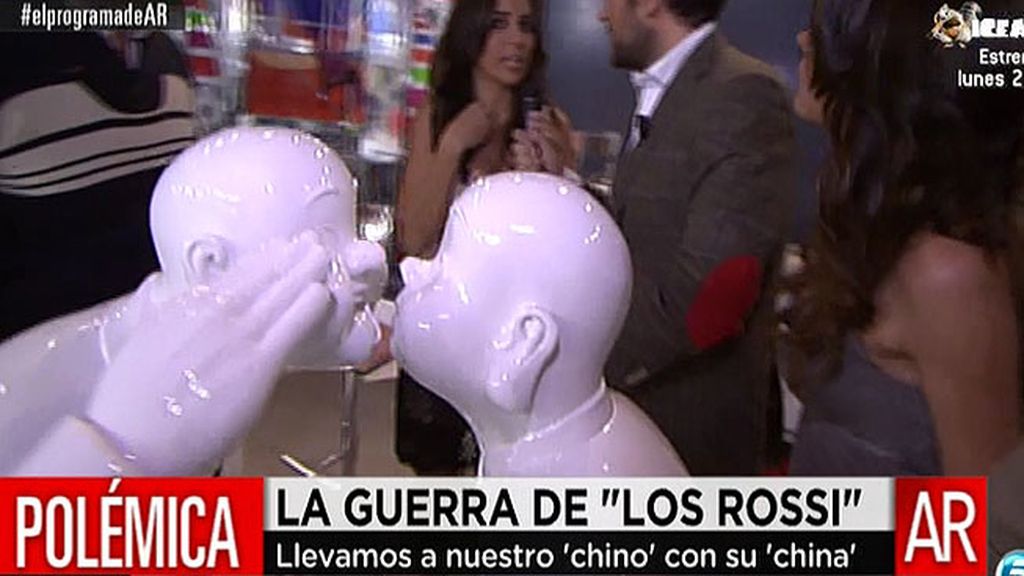 El atril, la parada, figuras de gatos y perros ¡y hasta las tazas!