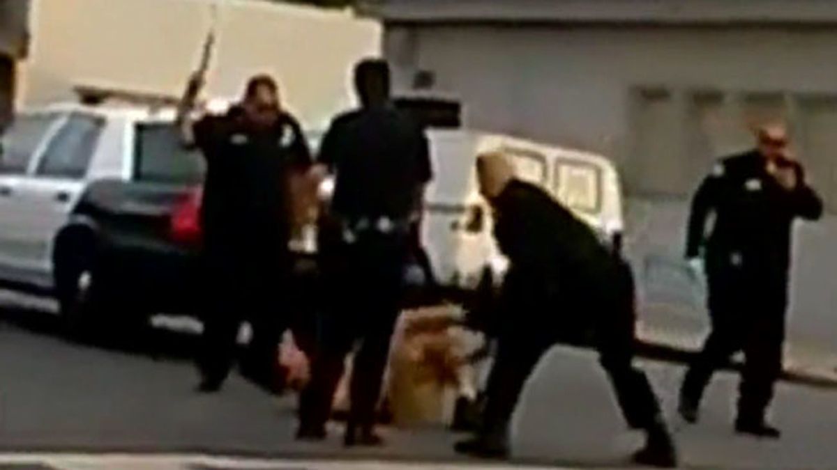 El vídeo de una paliza policial a un inmigrante esquizofrénico indigna la Red