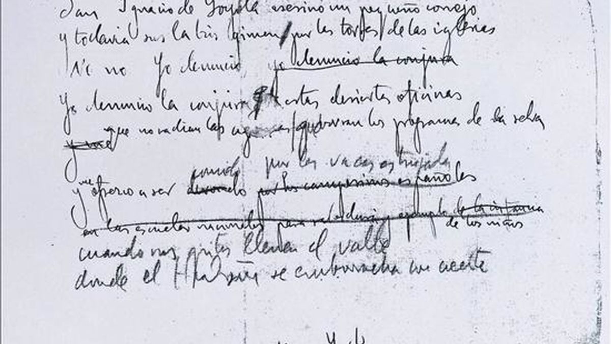 Fotografía cedida de una de las hojas del manuscrito que el profesor de la Universidad de Boston Christopher Maurer encontró por casualidad en la Biblioteca del Congreso de EE.UU., en Washington, y que son el primer borrador, escrito y con correcciones a mano, del poema de Federico García Lorca "Oficina y denuncia", incluido en "Poeta en Nueva York". EFE