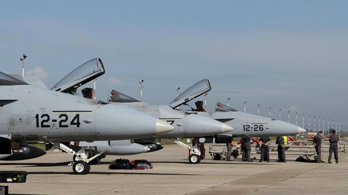 F-18 españoles en la base de Decimomannu (Cerdeña)