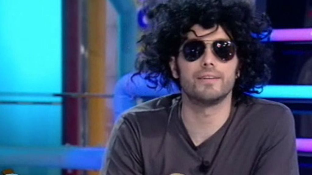 Dani imita a Andrés Calamaro