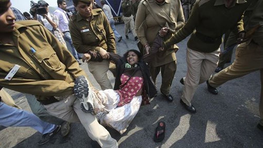 En India numerosas mujeres protestan por el trato al género femenino