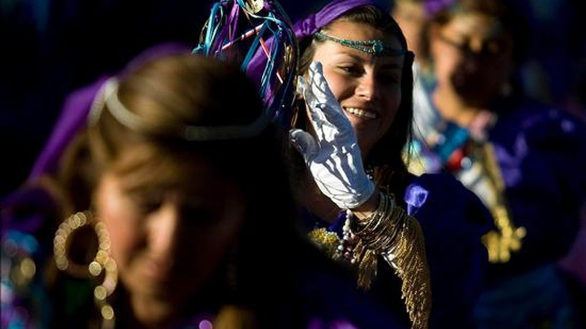 Mujeres participan este 16 de julio en una vigilia realizada en honor a la Virgen del Carmen en el pueblo de La Tirana, ubicado 1.773 kilómetros al noreste de Santiago de Chile, Chile. EFE