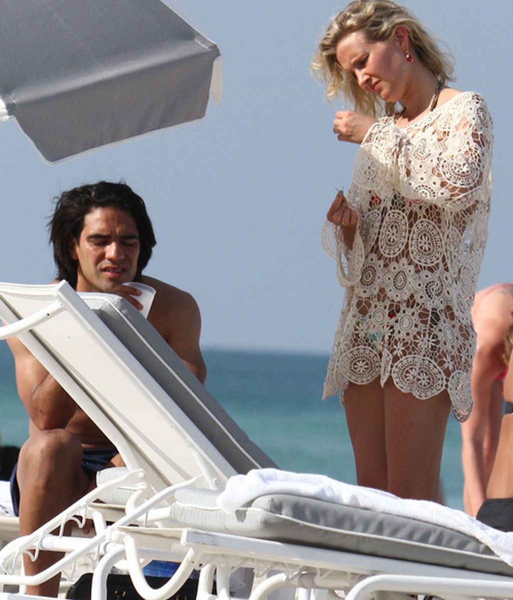 Falcao besa muy cristianamente a su mujer Lorelei en las playas de Miami