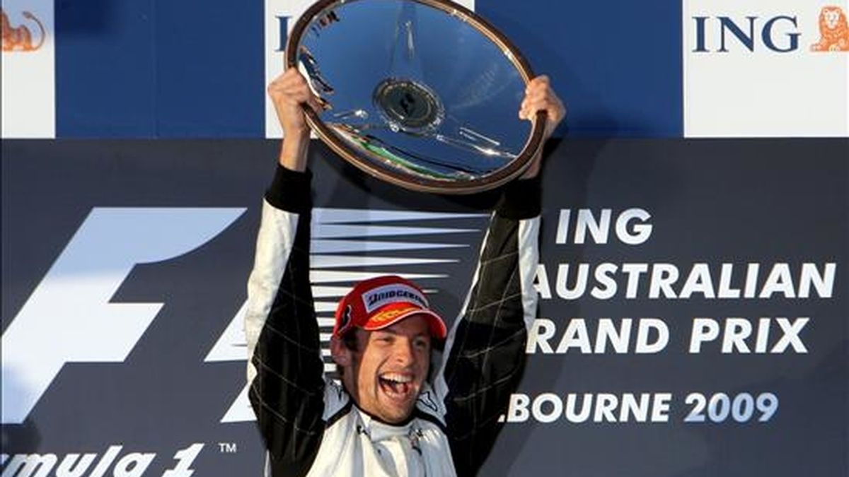 El piloto británico Jenson Button de Brawn GP, celebra en el podio tras ganar el Gran Premio de Australia, primera prueba del Mundial de Fórmula Uno, en la pista de Albert Park en Melbourne (Australia). Button ocupó el primer puesto de la carrera, seguido por el brasileño Rubens Barrichello (Brawn GP) y el italiano Jarno Trulli (Toyota). EFE