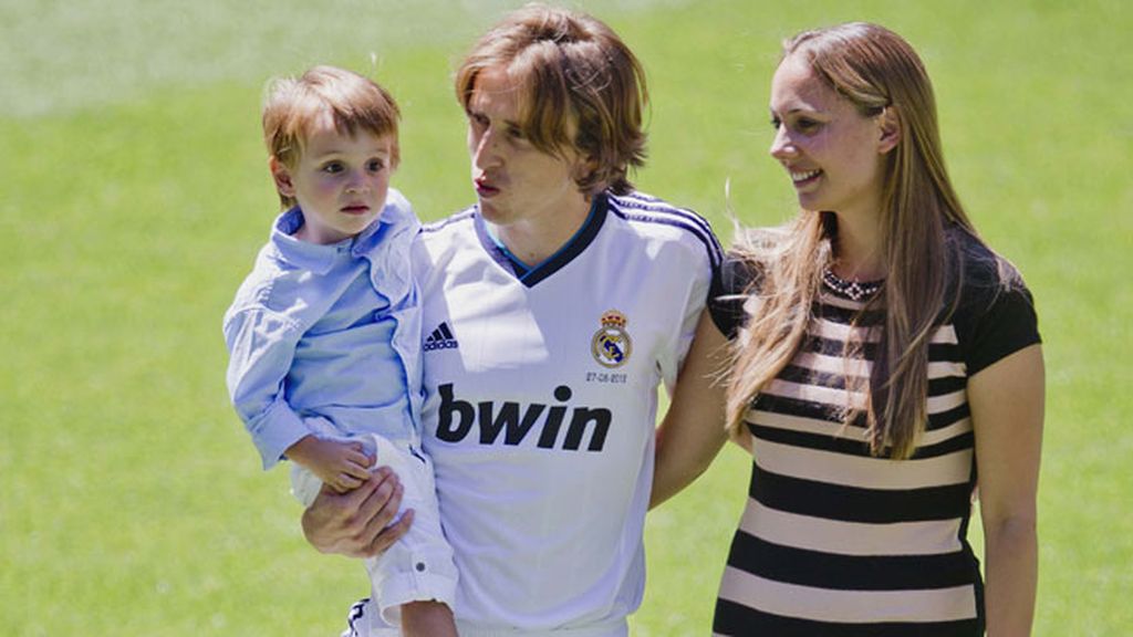Luka Modric con su niño en brazos y su chica Vanja
