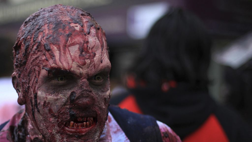 Cientos de personas participan en el "Zombie Walk" en el centro de Santiago de Chile