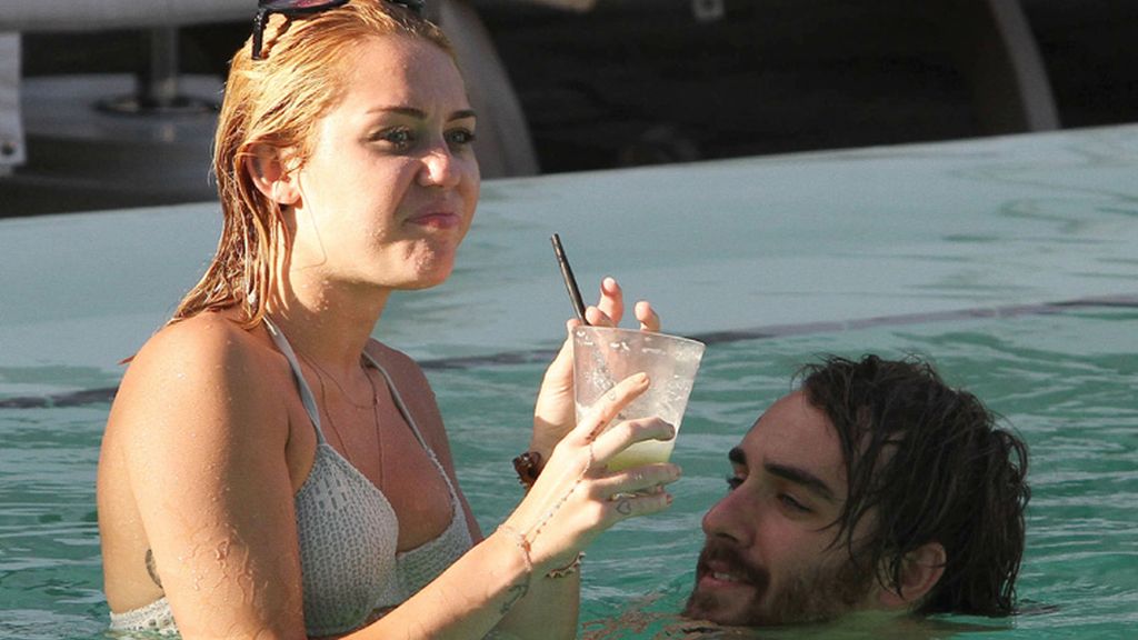 Miley Cyrus se divierte en Miami con un amigo misterioso