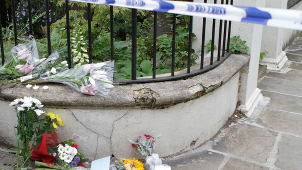 Los fans despiden con flores a Amy Winehouse