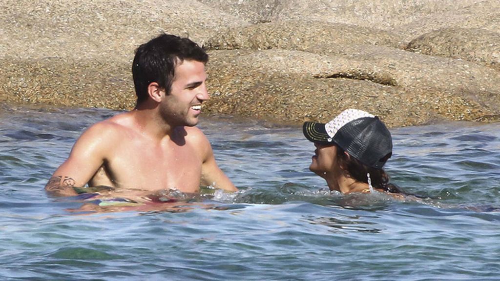 Cesc y Daniella, playa y compras en Cerdeña