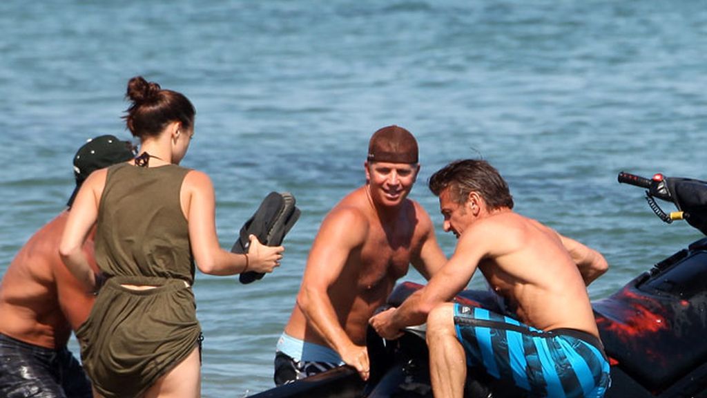 Sean Penn en la playa con su nueva novia