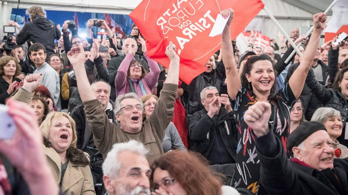 Partidarios de Tsipras celebran los primeros resultados a pie de urna