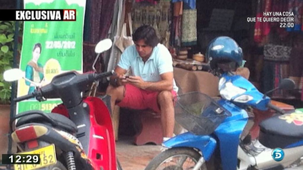 La pareja recorrió un mercadillo artesanal en Laos