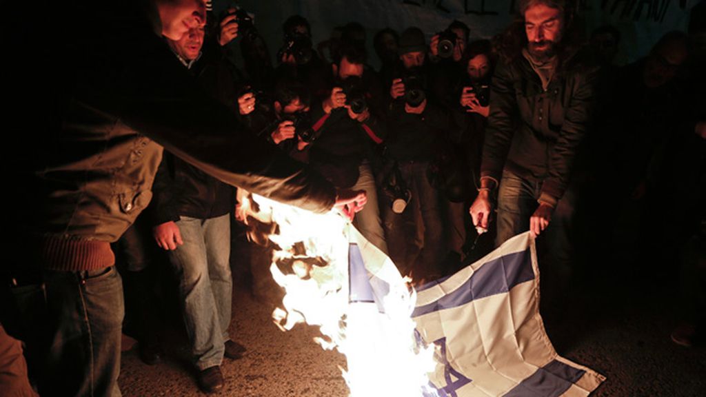 Israel aumenta su ataque por tierra y mar contra Gaza