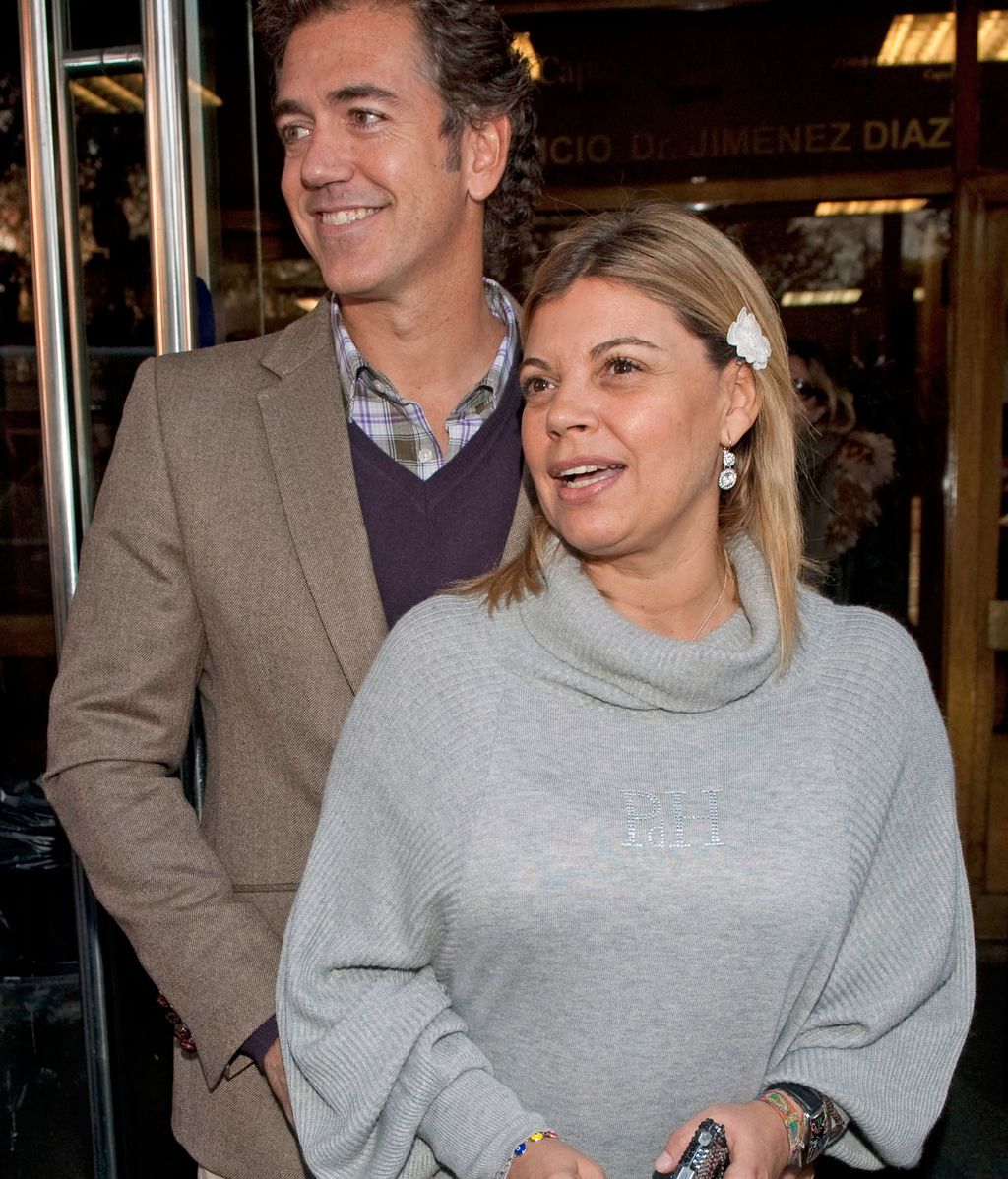 Su novio Carlos no se ha separado de ella ni un segundo