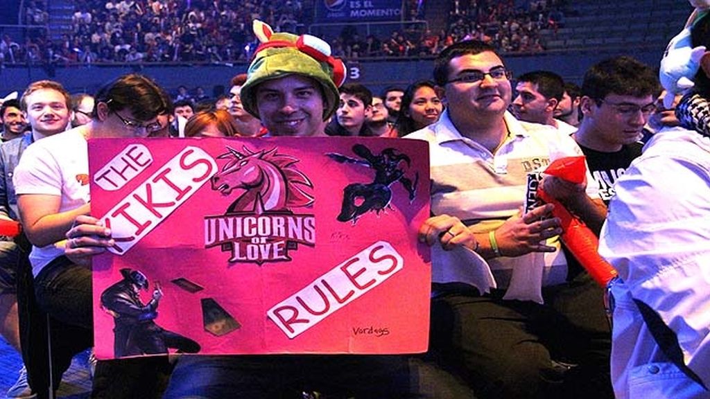 Miles de aficionados jalean a los equipos durante las finales de la 'LCS' en Madrid