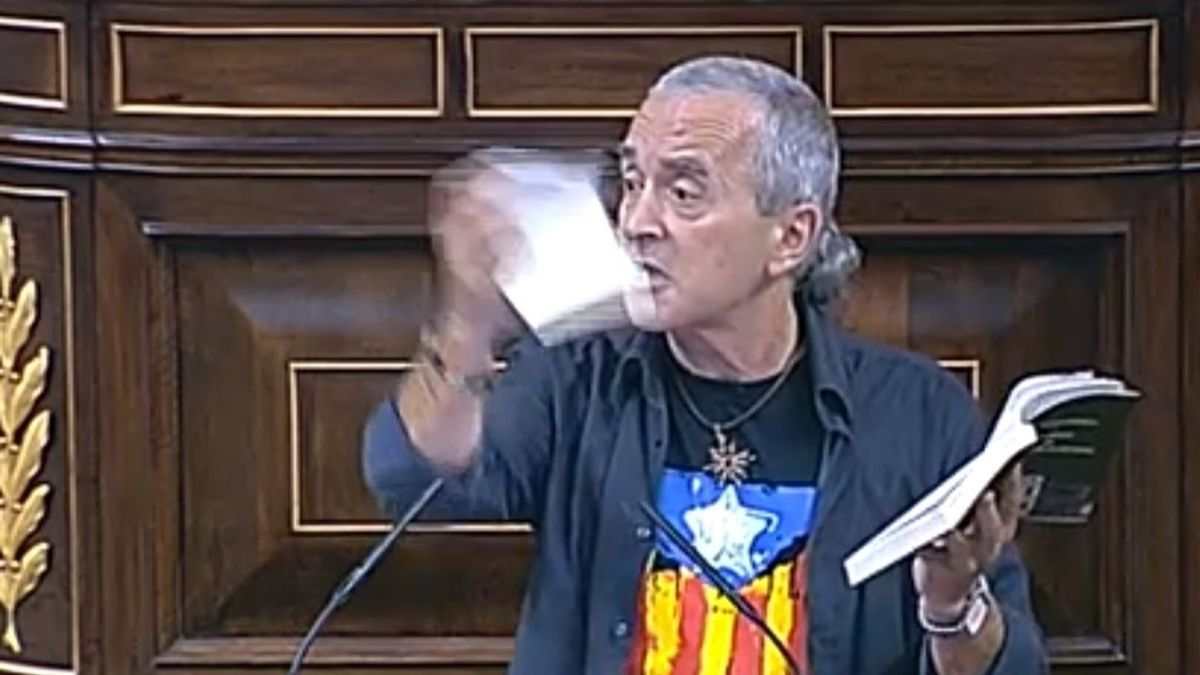 El diputado de Amaiur, Sabino Cuadra, rompe la Constitución
