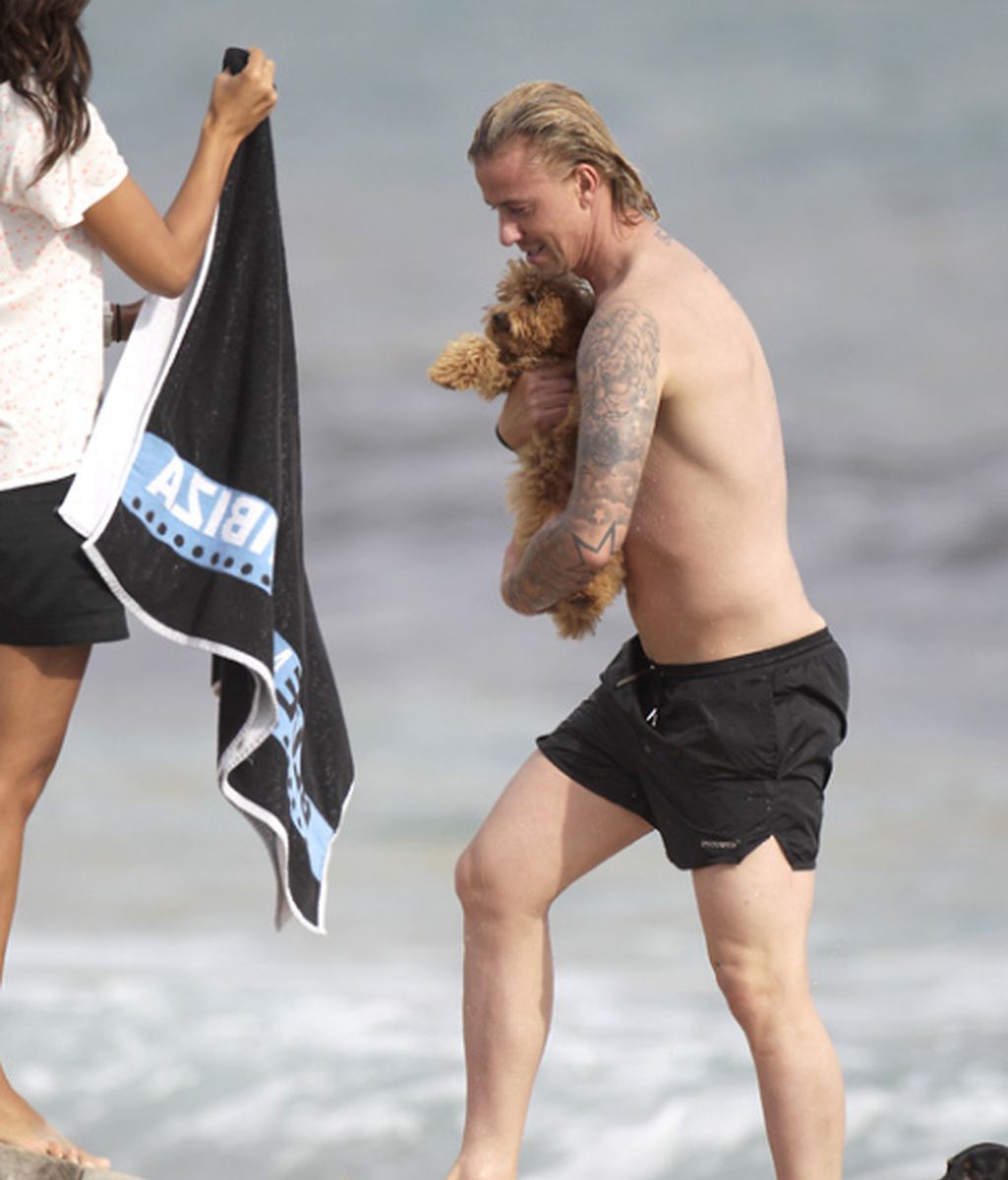 Guti, en Ibiza sin Romina, se vuelca en un peludo amigo