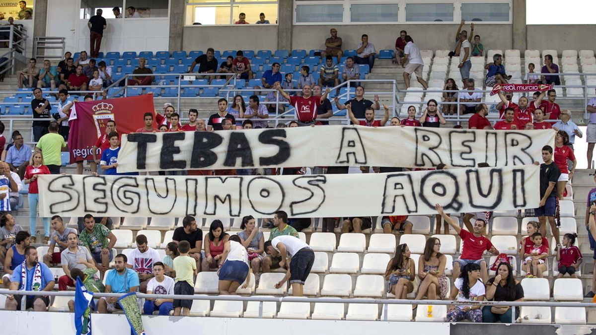 Aficionados del Real Murcia muestran una pancarta alusiva al presidente de la Liga de Fútbol Profesional