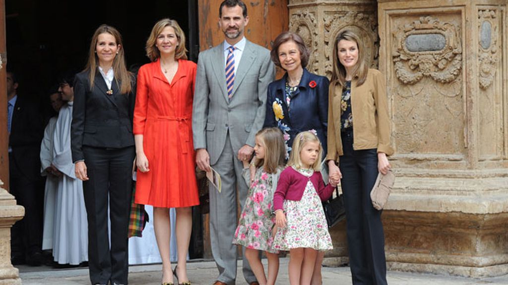 El Príncipe Felipe acude a la misa de Pascua con las mujeres de la casa