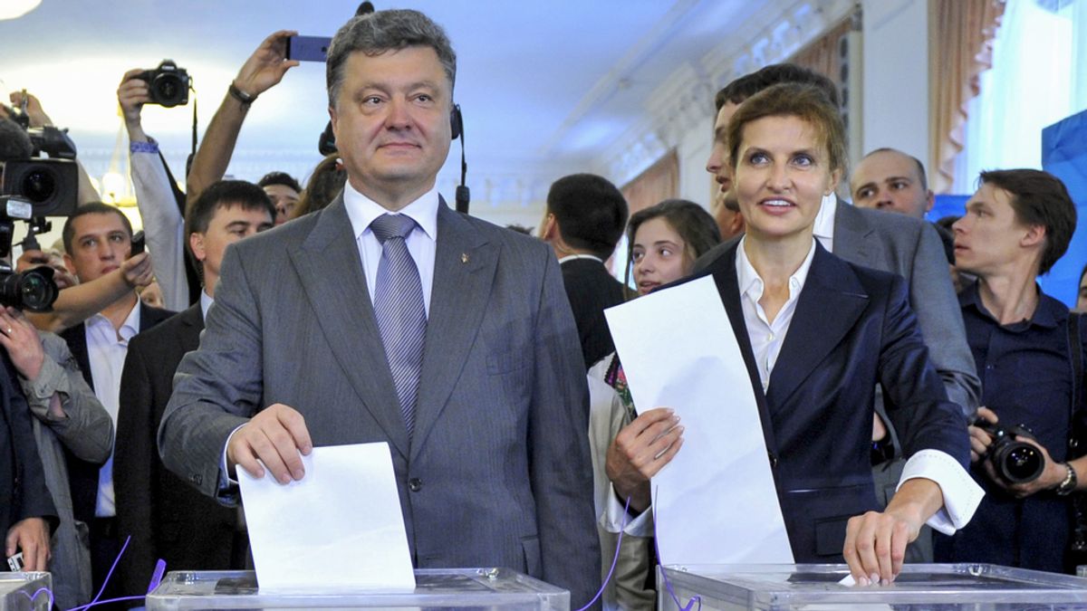 Poroshenko vota entre estrictas medidas de seguridad y destaca la alta participación