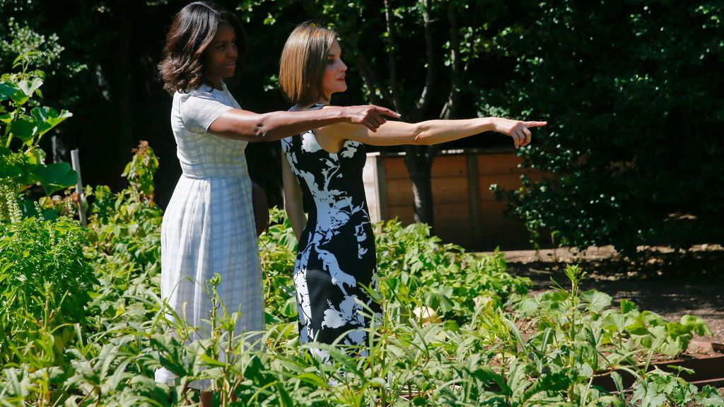 La reina Letizia y Michelle Obama visitan el huerto de la Casa Blanca