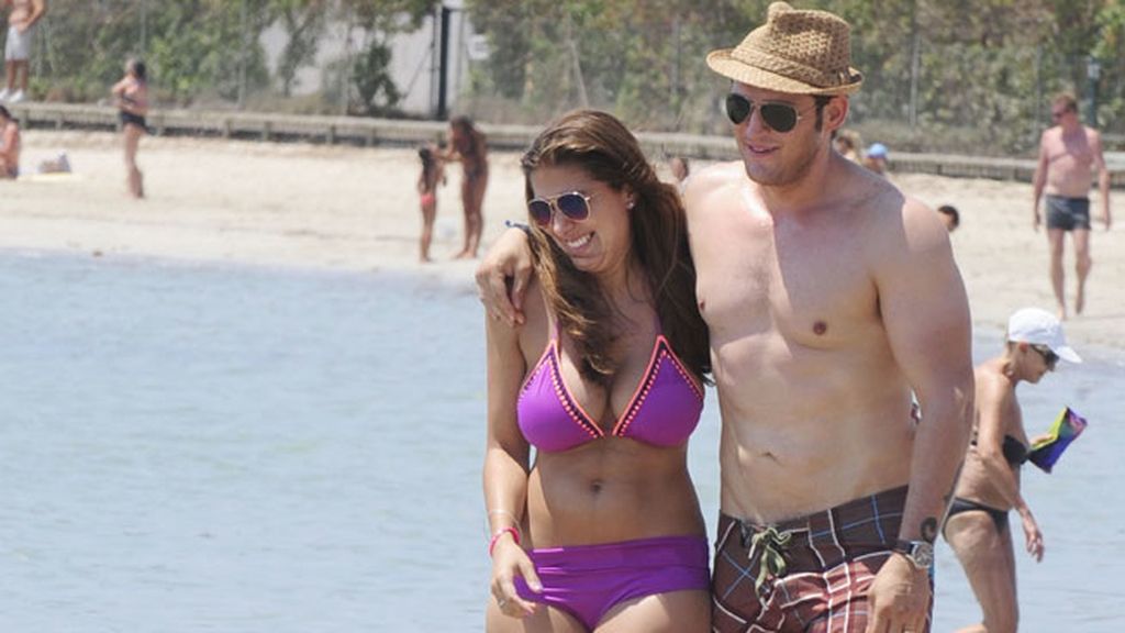 La pareja se dedicó arrumacos en el agua