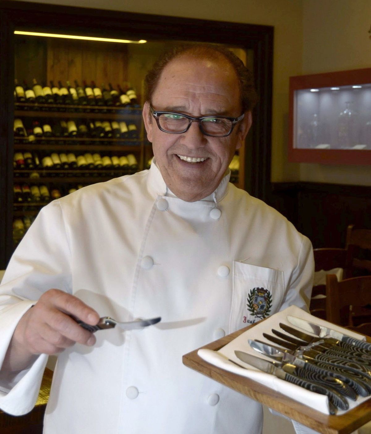 Un hostelero de Segovia patenta un cuchillo para degustar el cochinillo