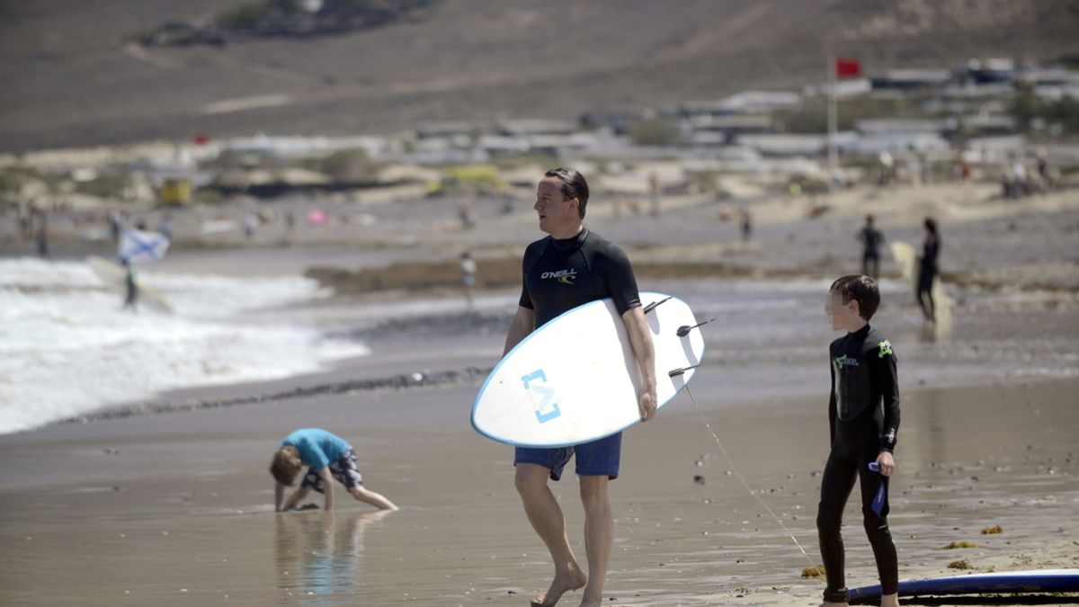 David Cameron y su familia, unos turistas más practicando surf en las playas de Lanzarote