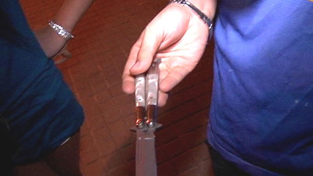 Un joven muestra a cámara la navaja que porta