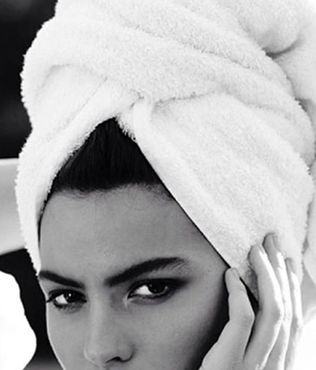 Mario Testino y la elegancia de la toalla en la cabeza