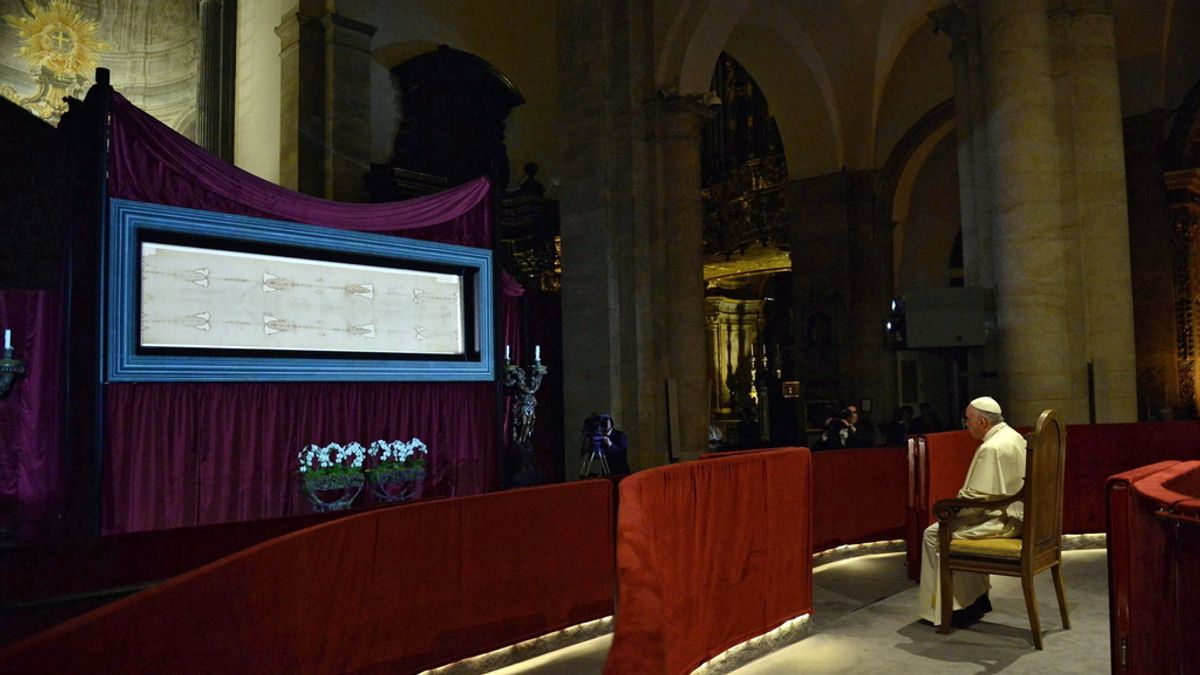 El Papa venera la Sábana Santa de Turín