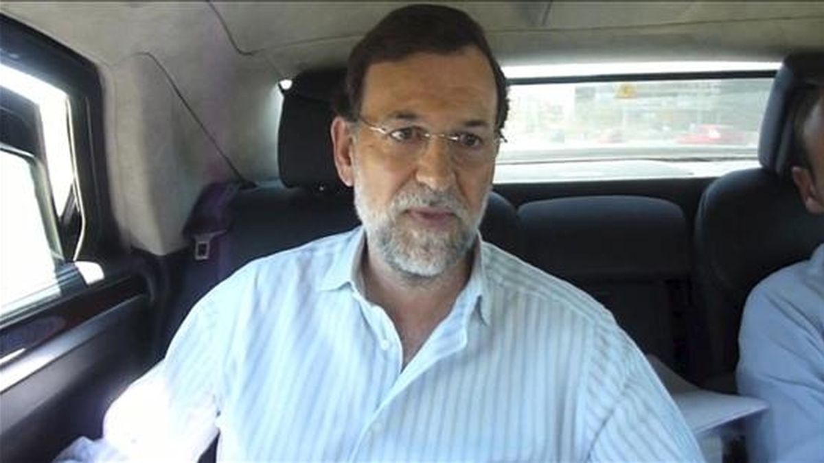 Un momento del vídeo que se le grabó al presidente del PP, Mariano Rajoy, al comienzo de sus vacaciones. En la imagen aparece sentado en la parte trasera de un vehículo sin el cinturón de seguridad. EFE