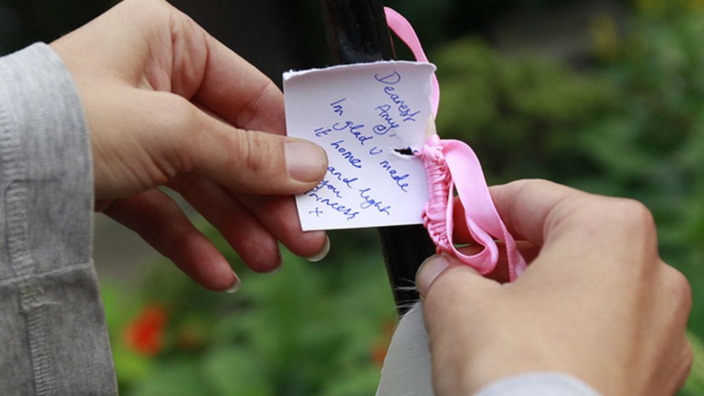 Velas, flores y mensajes para Amy Winehouse