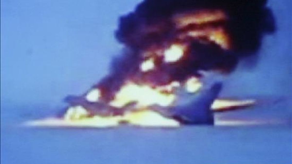Imagen de televisión del canal ruso NTV que muestra el momento en el que se incendia un avión de pasajeros Tu-154 que se disponía a despegar del aeropuerto de la ciudad siberiana de Surgut con destino a Moscú. EFE/Imagen capturada del canal ruso NTV