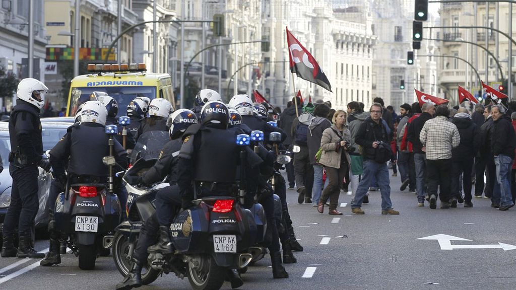 Los piquetes intentan cortar el tráfico en la Gran Vía de Madrid